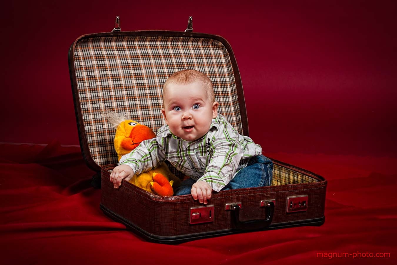 Детская фотосессия с чемоданом